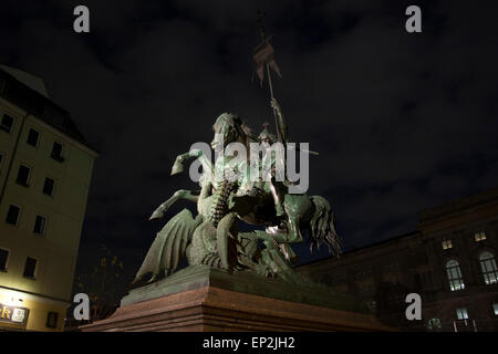 St. George und der Drachenstatue in der Nacht in Berlin Spree Nikolaiviertel im August 1853 küssen Stockfoto