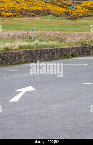 Pfeil und leere Parkplätze auf dem Parkplatz am Newport Sands Beach, Pembrokeshire Coast National Park, Wales, Großbritannien im Mai Stockfoto