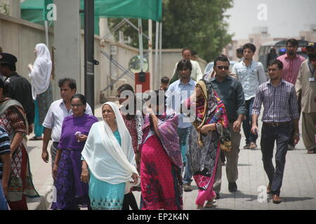 Karachi, Pakistan. 13. Mai 2015. Menschen und Krankenwagen außerhalb des Krankenhauses zu sammeln, nachdem ein Bus von sechs bewaffneten Männern angegriffen wurde. Mindestens 45 Tote und 13 Passagiere verletzt auf der Karachi Bus feuern, wo die Opfer waren fast alle Ismailiten, die Berichten zufolge. Bildnachweis: Pazifische Presse/Alamy Live-Nachrichten Stockfoto