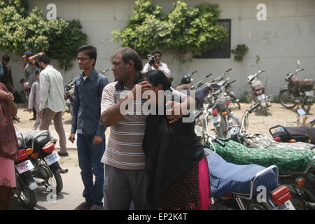 Karachi, Pakistan. 13. Mai 2015. Menschen und Krankenwagen außerhalb des Krankenhauses zu sammeln, nachdem ein Bus von sechs bewaffneten Männern angegriffen wurde. Mindestens 45 Tote und 13 Passagiere verletzt auf der Karachi Bus feuern, wo die Opfer waren fast alle Ismailiten, die Berichten zufolge. Bildnachweis: Pazifische Presse/Alamy Live-Nachrichten Stockfoto