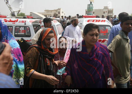 Karachi, Pakistan. 13. Mai 2015. Menschen und Krankenwagen außerhalb des Krankenhauses zu sammeln, nachdem ein Bus von sechs bewaffneten Männern angegriffen wurde. Mindestens 45 Tote und 13 Passagiere verletzt auf der Karachi Bus feuern, wo die Opfer waren fast alle Ismailiten, die Berichten zufolge. Bildnachweis: Pazifische Presse/Alamy Live-Nachrichten Stockfoto