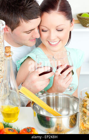 Liebespaar Vorbereitung Spaghetti in der Küche und Drinkng Wein Stockfoto