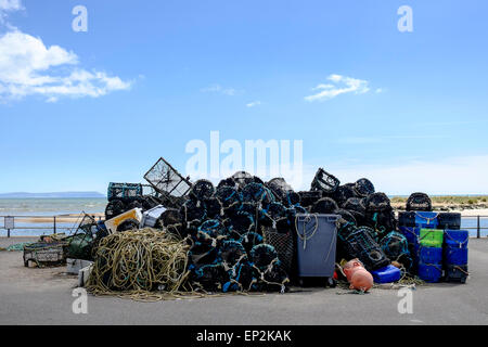 Fanggeräte am Kai wartet auf Verladung auf den trawler Stockfoto