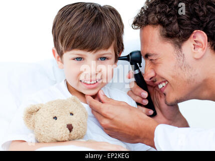 Attraktive Arzt untersuchen Ohren des Patienten Stockfoto