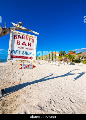 Negril, Jamaika-Blick zum Sandstrand mit alten Wegweiser Stockfoto