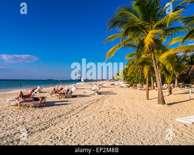 Negril, Jamaika-Touristen am Strand Sonnenbaden Stockfoto