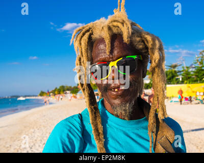 Jamaika, Negril, Native mit gefärbten blonden Dreadlocks und Sonnenbrillen Stockfoto