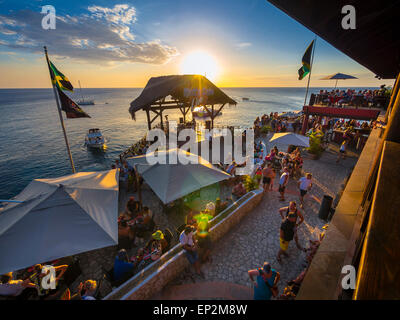 Jamaika, Negril, Ricks Cafe an der Küste bei Sonnenuntergang Stockfoto