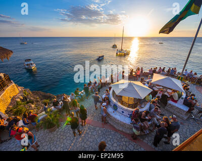 Jamaika, Negril, Ricks Cafe an der Küste bei Sonnenuntergang Stockfoto
