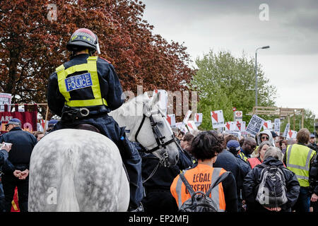 Antifaschisten zu sammeln, aus Protest gegen einen Marsch von der English Defence League statt Polizei Form einen Kordon angebracht. Stockfoto