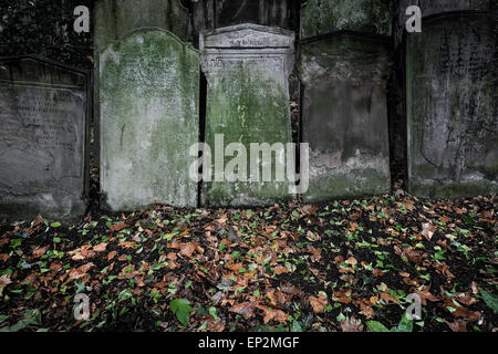 Grabsteine in Tower Hamlets Cemetery im East End von London. Stockfoto