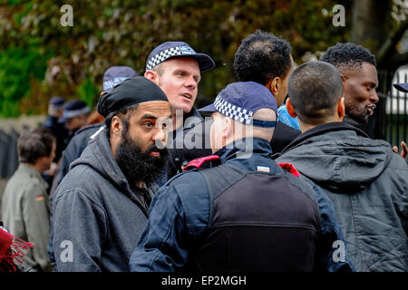 Antifaschisten drücken ihre Wut gegen einen Marsch von der English Defence League statt. Stockfoto