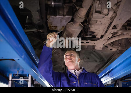 Konzentriert, mechanische Reparatur unterhalb eines Autos Stockfoto