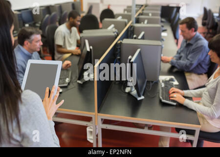 Frau mit einem TabletPC während des Unterrichts ihrer Klasse Stockfoto
