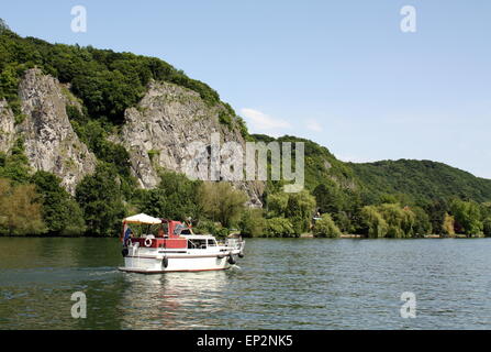 Namur. Juni-09-2014.  Boot segelt entlang der Felsen an der Maas in Namur. Belgischen Ardennen Stockfoto