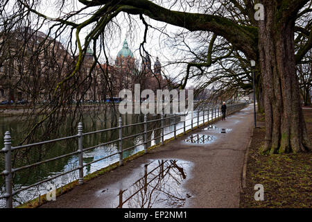 Blick entlang der Isar, St. Lukas Kirche, München, Oberbayern, Deutschland, Europa. Stockfoto