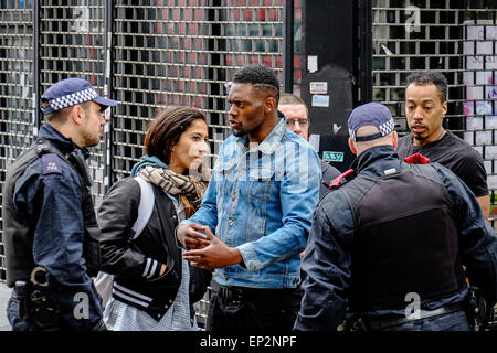 Antifaschisten drücken ihre Wut gegen einen Marsch von der English Defence League statt. Stockfoto