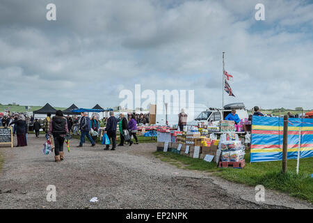 Menschen kaufen und verkaufen auf einem Flohmarkt in Essex. Stockfoto