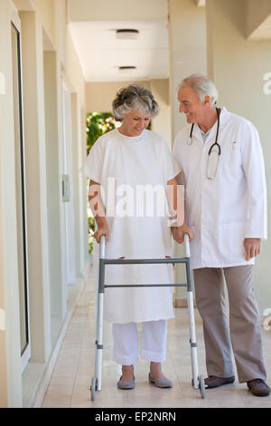 Arzt mit seinem Patienten Stockfoto