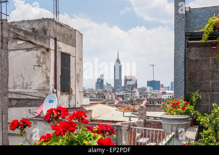 Mexiko-Stadt, Mexiko - 29. April 2014: Tagesansicht der Innenstadt Wolkenkratzer von Dächern Zocalo in Mexico City, Mexiko. Stockfoto