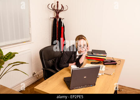 Junge Frau die Arbeit in einem Büro Stockfoto