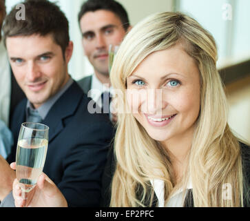 Geschäftsleute, die einen Erfolg mit Champagner zu feiern Stockfoto