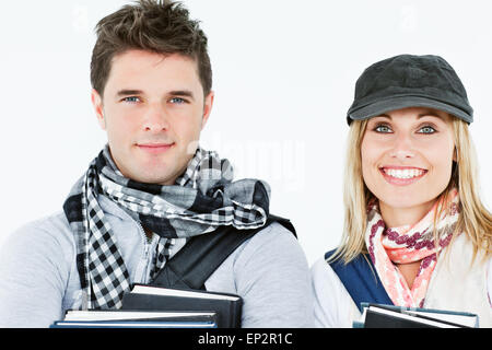 Porträts von zwei Studenten halten Bücher und lächelt in die Kamera Stockfoto