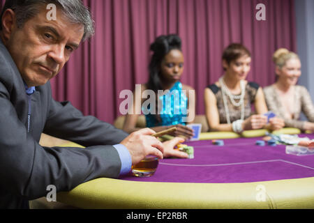 Mann mit Whiskey suchen wütend auf Poker-Spiel Stockfoto