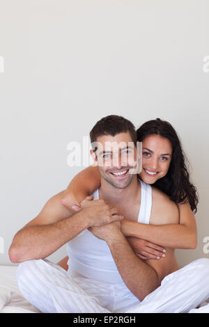 Hübsche Frau umarmt ihren attraktiven Freund Stockfoto