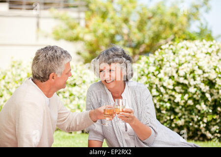 Gerne älteres paar Weintrinken und Toasten einander Stockfoto