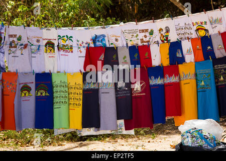 Bunte Strand Stall zu verkaufen T-shirts an der Saline Bay Mayreau, Saint Vincent und die Grenadinen. Stockfoto