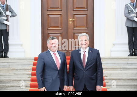 Berlin, Deutschland. 13. Mai 2015. Seine königliche Majestät König Abdullah II von Jordanien. Ibn al-Hussein besucht Schloss Bellevue um Bundespräsident Joachim Gauck und der Kanzlei in bilateralen Gesprächen mit Angela Merkel zu treffen. © Jakob Ratz/Pacific Press/Alamy Live-Nachrichten Stockfoto