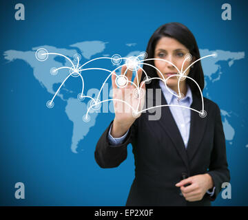 Geschäftsfrau drücken auf holografischen Bildschirm mit Verbindungslinien Stockfoto