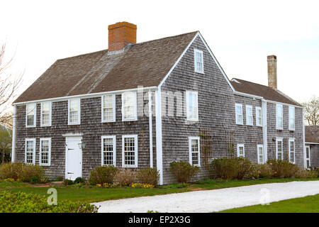 Nantucket Massachusetts auf Nantucket Island. Altes Holzhaus nahe der Innenstadt mit hölzernen Zederschindeln. Stockfoto