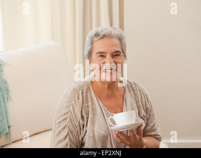 Reife Frau einen Tee trinken Stockfoto