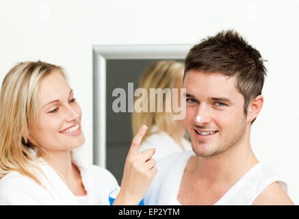 Glücklicher Mann mit Sahne in der Nase mit ihrer Freundin Stockfoto