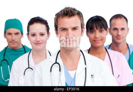 Porträt eines konzentrierten medizinischen Teams vor einem weißen Hintergrund Stockfoto