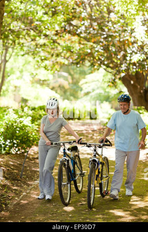Paar mit ihren Fahrrädern im Holz Stockfoto