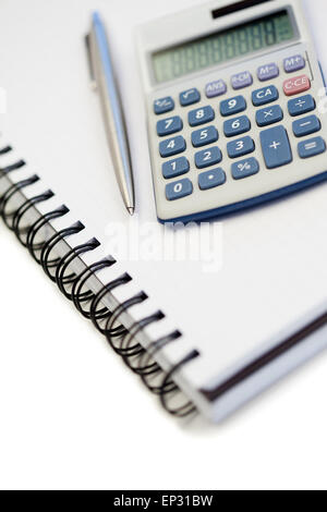 Abgewinkelte Notizbuch mit Bleistift und Taschenrechner Stockfoto