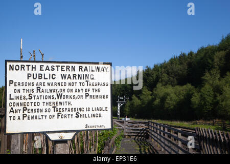 Ein altes Schild am Levisham Station auf der North Yorkshire Moors Railway. Stockfoto