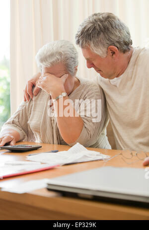 Traurig älteres paar Berechnung ihrer inländischen Rechnungen Stockfoto