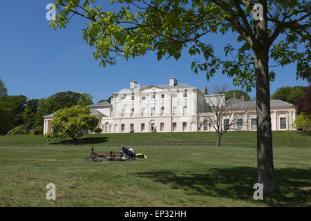 Hampstead Heath, London, UK. 13. Mai 2015. Frühling Sonne im Kenwood House. Londoner genießen Sie einen perfekten Frühlingstag im Kenwood/Hampstead Heath in Nord-London. Bildnachweis: Nick Savage/Alamy Live-Nachrichten Stockfoto