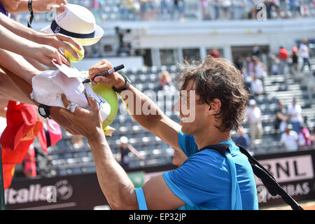 Rom, Italien. 13. Mai 2015. BNL ATP italienischen Open Tennis. Rafael Nadal (ESP) Autogramme an die Fans nach dem Spiel gegen Marsel Ilhan (TUR) Credit: Action Plus Sport/Alamy Live News Stockfoto