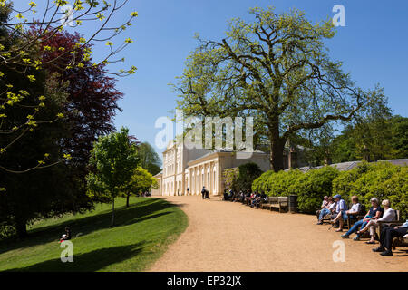 Hampstead Heath, London, UK. 13. Mai 2015. Frühling Sonne im Kenwood House. Londoner genießen Sie einen perfekten Frühlingstag im Kenwood/Hampstead Heath in Nord-London. Bildnachweis: Nick Savage/Alamy Live-Nachrichten Stockfoto