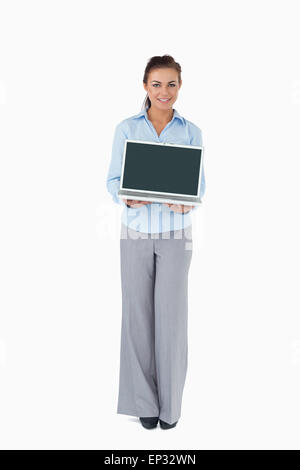 Geschäftsfrau präsentiert Laptop vor einem weißen Hintergrund Stockfoto