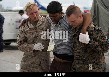 Kathmandu, Nepal. 13. Mai 2015. US-Marines mit gemeinsamen Task Force 505 helfen, ein Mann, eine medizinische Triage Bereich Setup am Tribhuvan International Airport 12. Mai 2015 in Kathmandu, Nepal. Ein 7,3 Größenordnung Nachbeben Erdbeben das Königreich nach dem Erdbeben der Stärke 7,8 am 25. April. Stockfoto