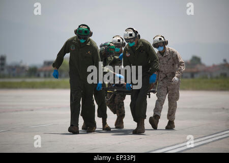 Kathmandu, Nepal. 13. Mai 2015. US-Marines mit gemeinsamen Task Force 505 tragen eine verletzte nepalesische Frau eine medizinische Triage Bereich Einrichtung am Tribhuvan International Airport 12. Mai 2015 in Kathmandu, Nepal. Ein 7,3 Größenordnung Nachbeben Erdbeben das Königreich nach dem Erdbeben der Stärke 7,8 am 25. April. Stockfoto