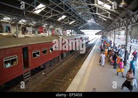 Schulungen der Plattform innen Fort Railway Station, Colombo, Sri Lanka, Asien Stockfoto