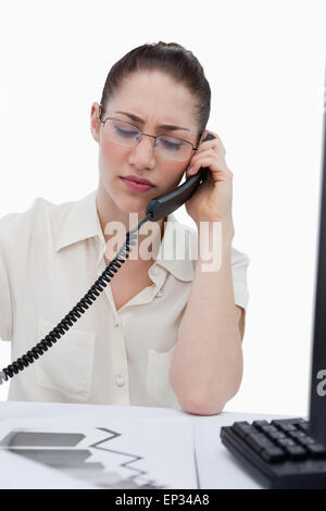 Porträt eines jungen Manager telefonieren beim Betrachten der Statistiken Stockfoto