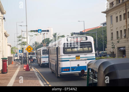 Busse und Verkehr im Zentrum von Colombo, Sri Lanka, Asien Stockfoto